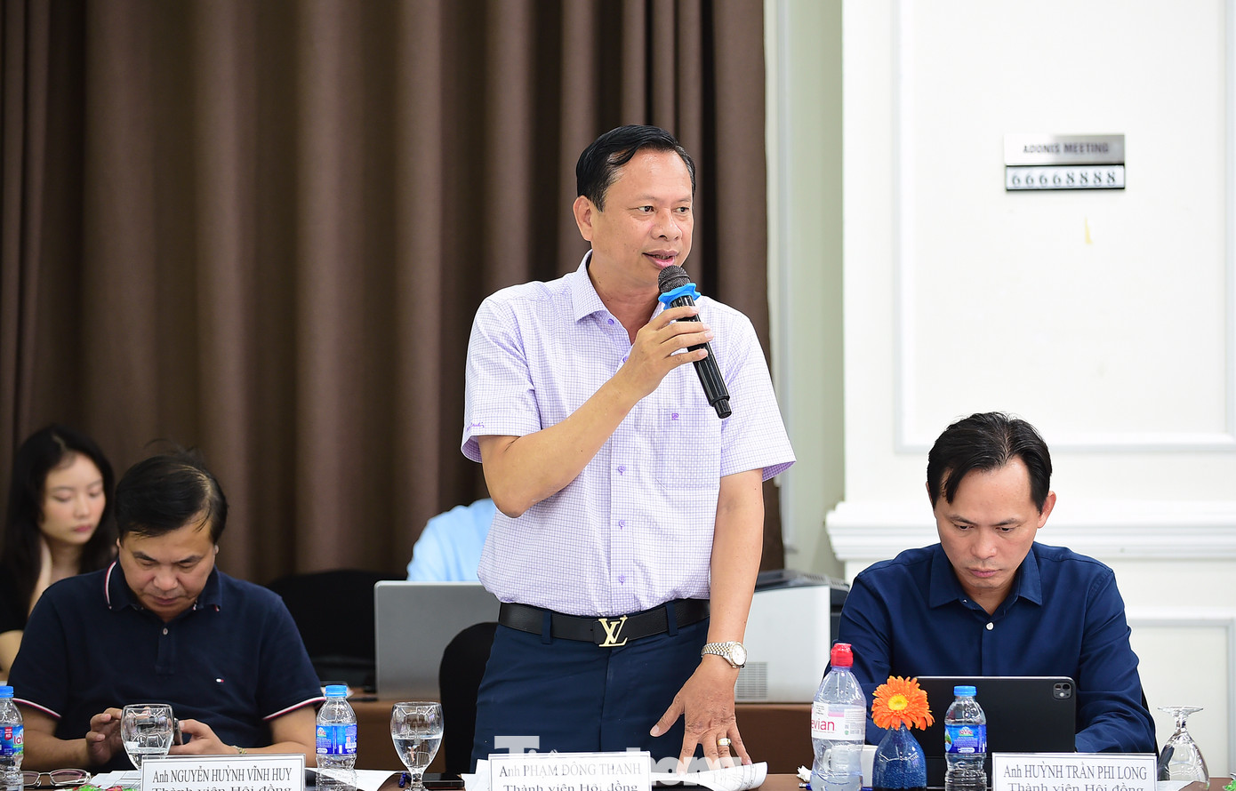 Thành viên hội đồng chung tuyển thảo luận tại hội nghị. Ảnh: Xuân Tùng