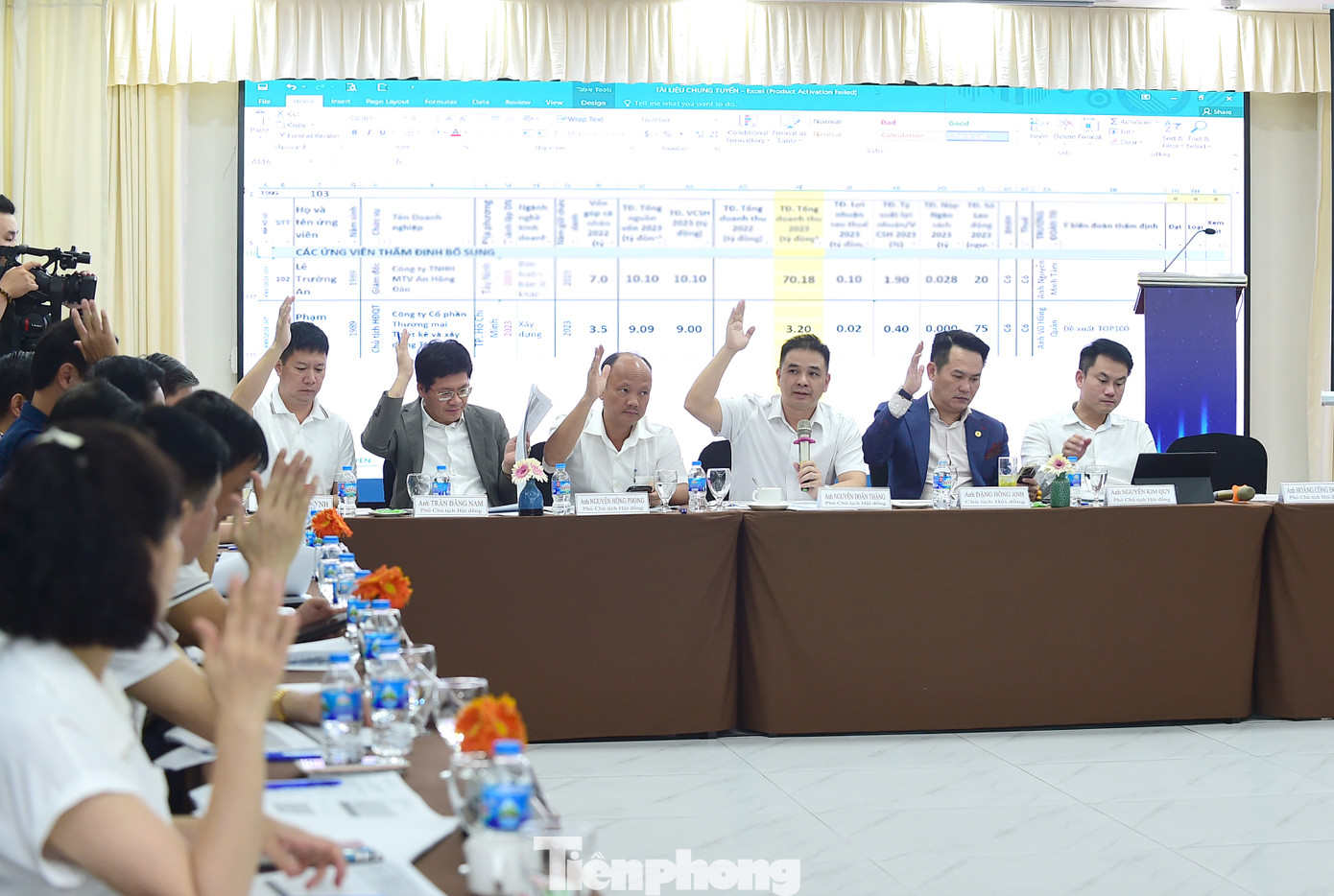 Các thành viên hội đồng biểu quyết tại Hội nghị Hội đồng chung tuyển bình chọn danh hiệu Doanh nhân trẻ khởi nghiệp xuất sắc 2024. Ảnh: Xuân Tùng