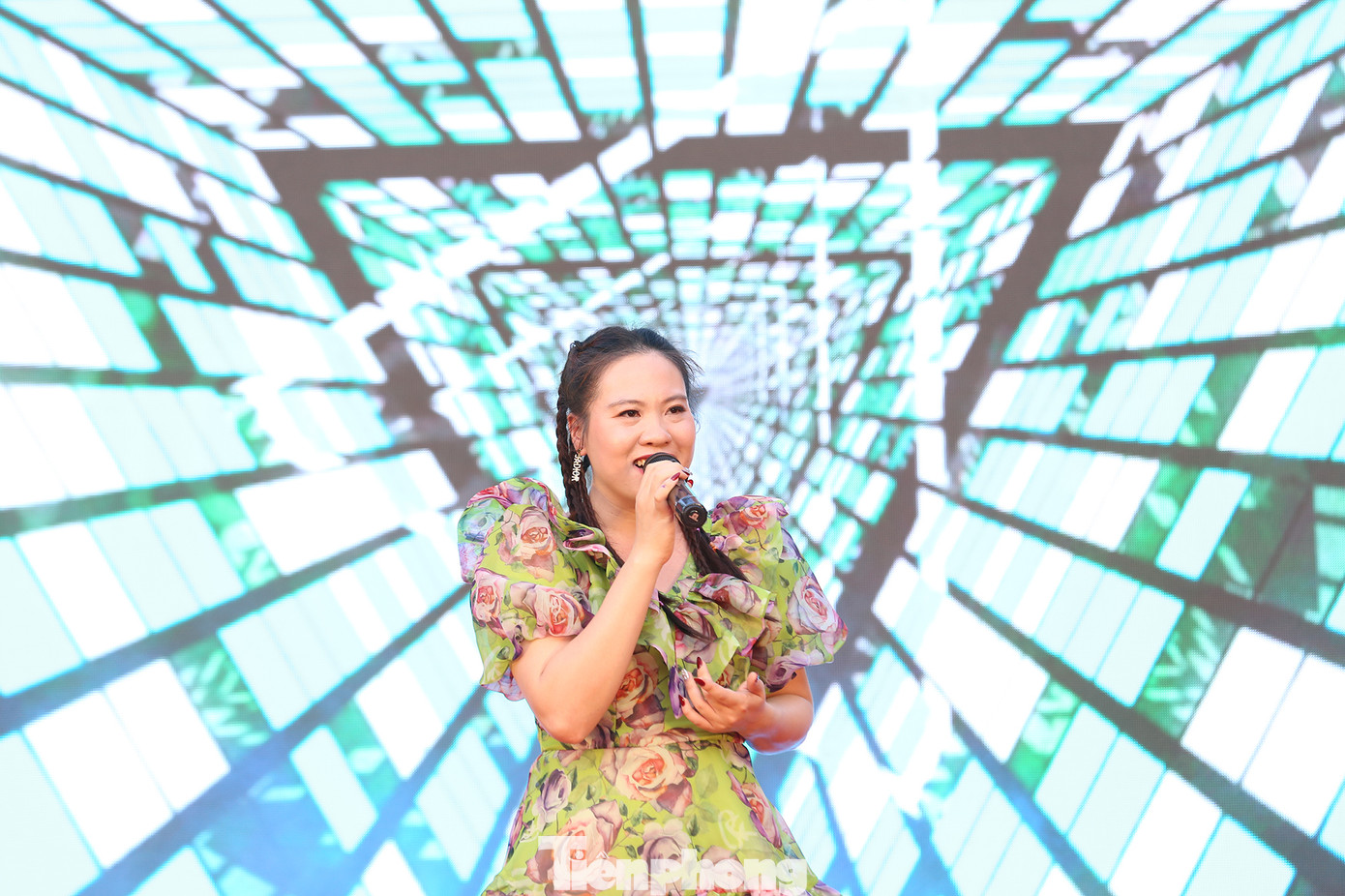 Ca sĩ Thanh Nga giao lưu, biểu diễn tại chương trình. Ảnh: Lâm Đăng Hải