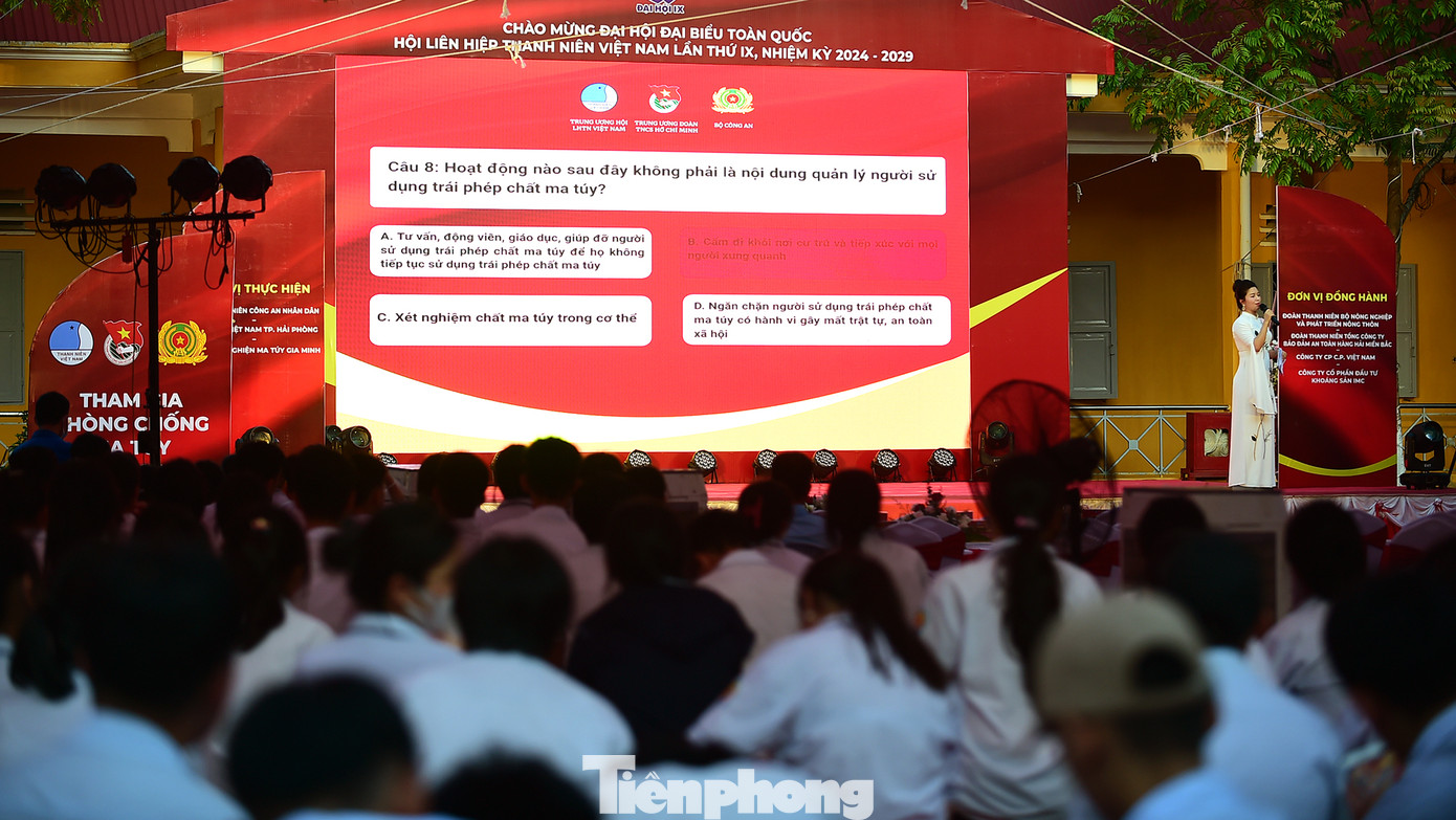 Chương trình diễn ra mini game tìm hiểu kiến thức phòng, chống ma túy. Ảnh: Xuân Tùng