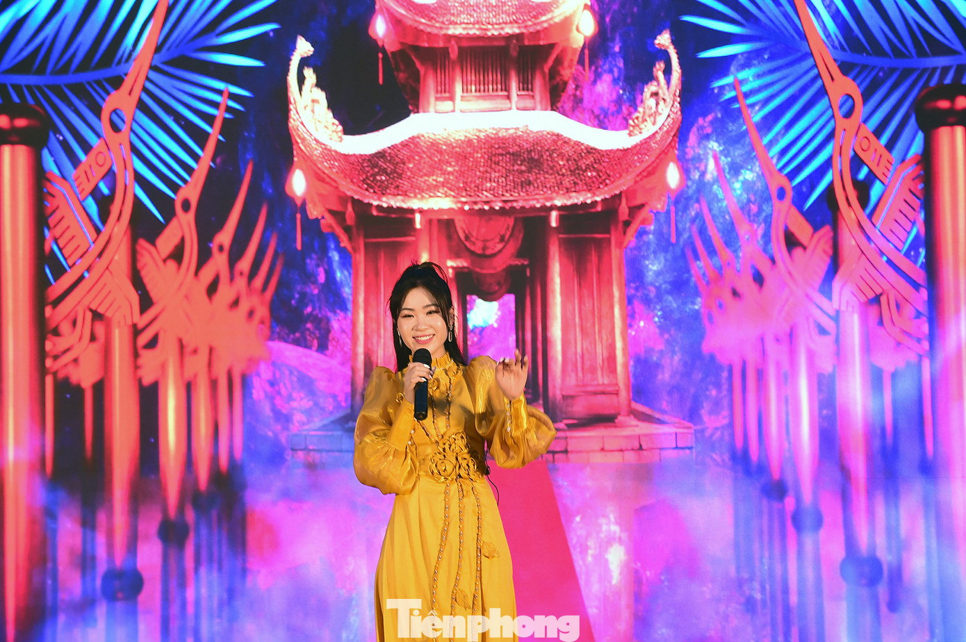 Ca sĩ Hà MyO - Gương mặt trẻ Việt Nam tiêu biểu năm 2022 biểu diễn tại chương trình. Ảnh: Xuân Tùng