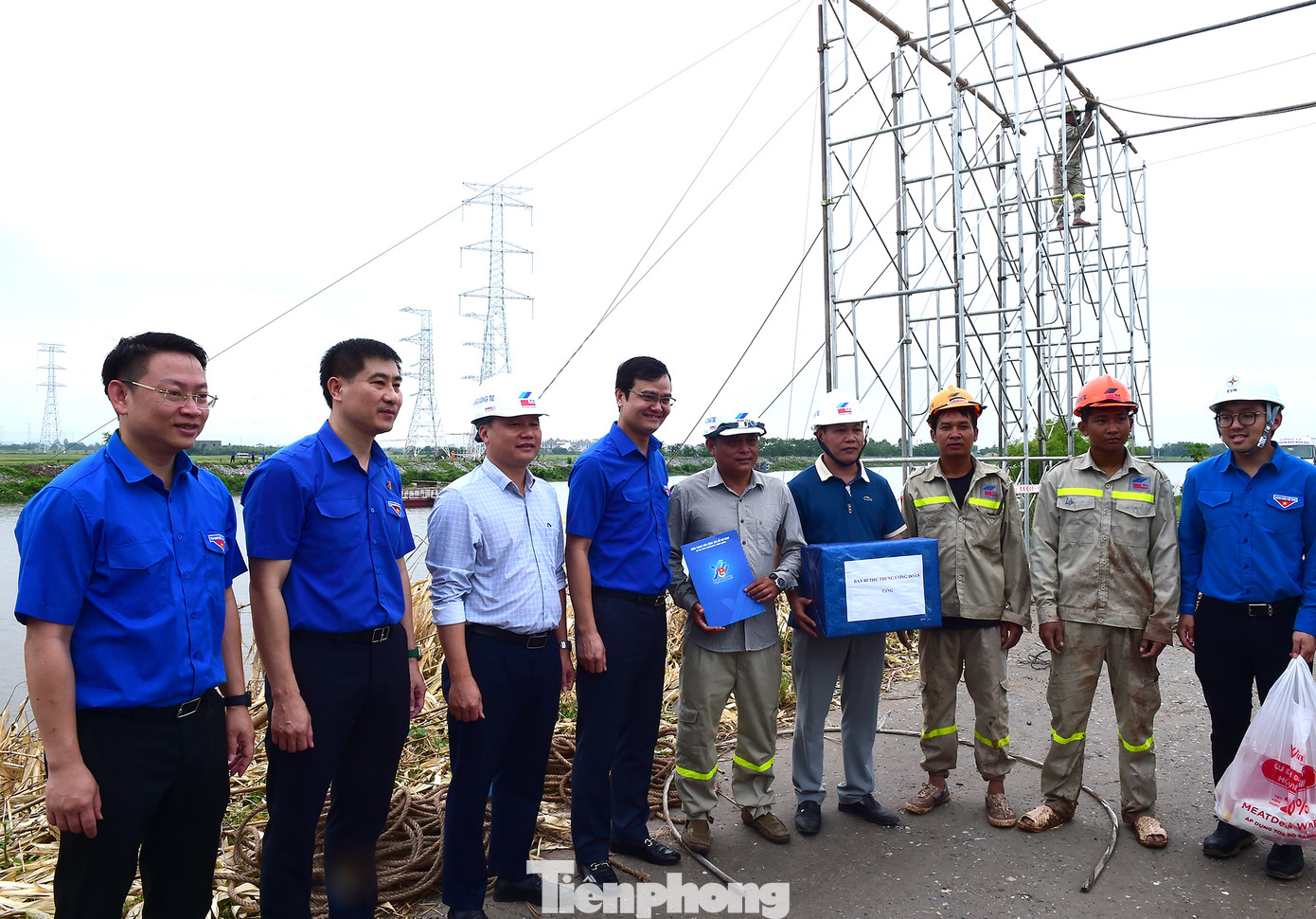 Anh Bùi Quang Huy - Bí thư thứ nhất T.Ư Đoàn (thứ 4 từ trái sang) tặng quà động viên thanh niên công nhân trực tiếp thi công công trình tại huyện Kim Sơn. Ảnh: Xuân Tùng