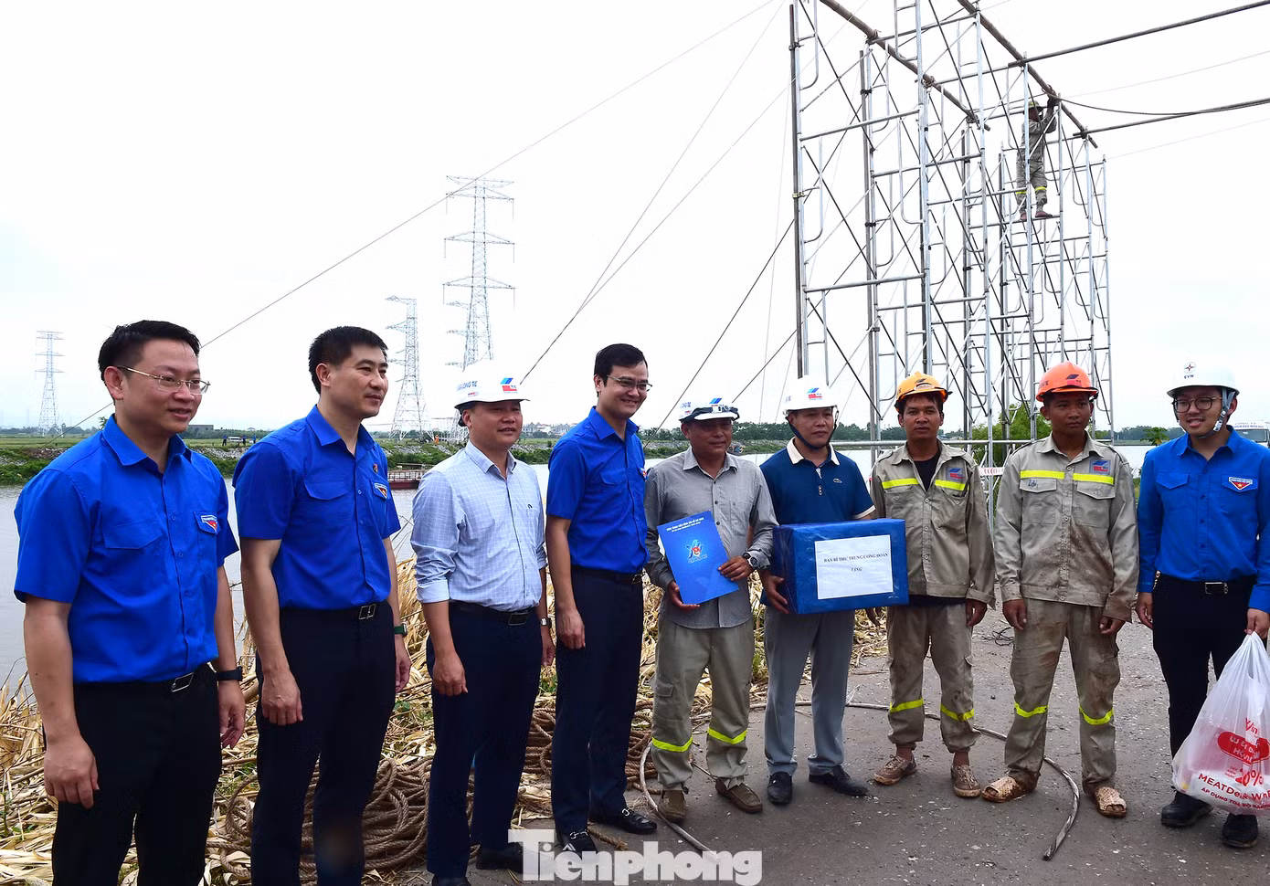 Anh Bùi Quang Huy - Bí thư thứ nhất T.Ư Đoàn (thứ 4 từ trái sang) tặng quà động viên thanh niên công nhân trực tiếp thi công công trình tại huyện Kim Sơn. Ảnh: Xuân Tùng Anh Bùi Quang Huy - Bí thư thứ nhất T.Ư Đoàn (thứ 4 từ trái sang) tặng quà động viên thanh niên công nhân trực tiếp thi công công trình tại huyện Kim Sơn. Ảnh: Xuân Tùng