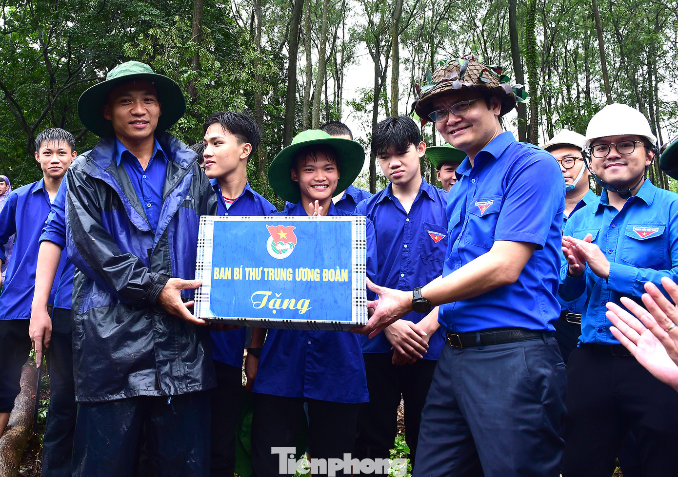 Anh Bùi Quang Huy - Bí thư thứ nhất T.Ư Đoàn thăm, tặng quà các đội hình tình nguyện, lực lượng thi công dự án 500kV mạch 3 tại Thanh Hóa. Ảnh: Xuân Tùng Anh Bùi Quang Huy - Bí thư thứ nhất T.Ư Đoàn thăm, tặng quà các đội hình tình nguyện, lực lượng thi công dự án 500kV mạch 3 tại Thanh Hóa. Ảnh: Xuân Tùng