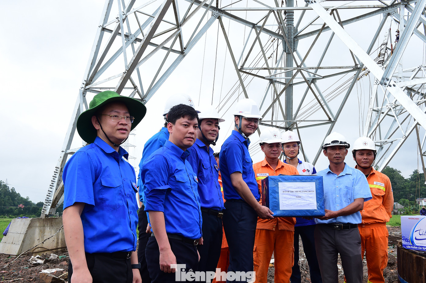 Anh Bùi Quang Huy tặng quà động viên lực lượng thanh niên công nhân thi công công trình tại huyện Hậu Lộc, Thanh Hoá. Ảnh: Xuân Tùng