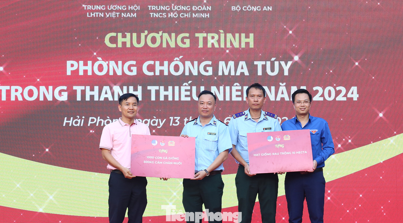 Đại diện các đơn vị trao tặng biển tượng trưng công trình tại chương trình. Ảnh: Lâm Đăng Hải