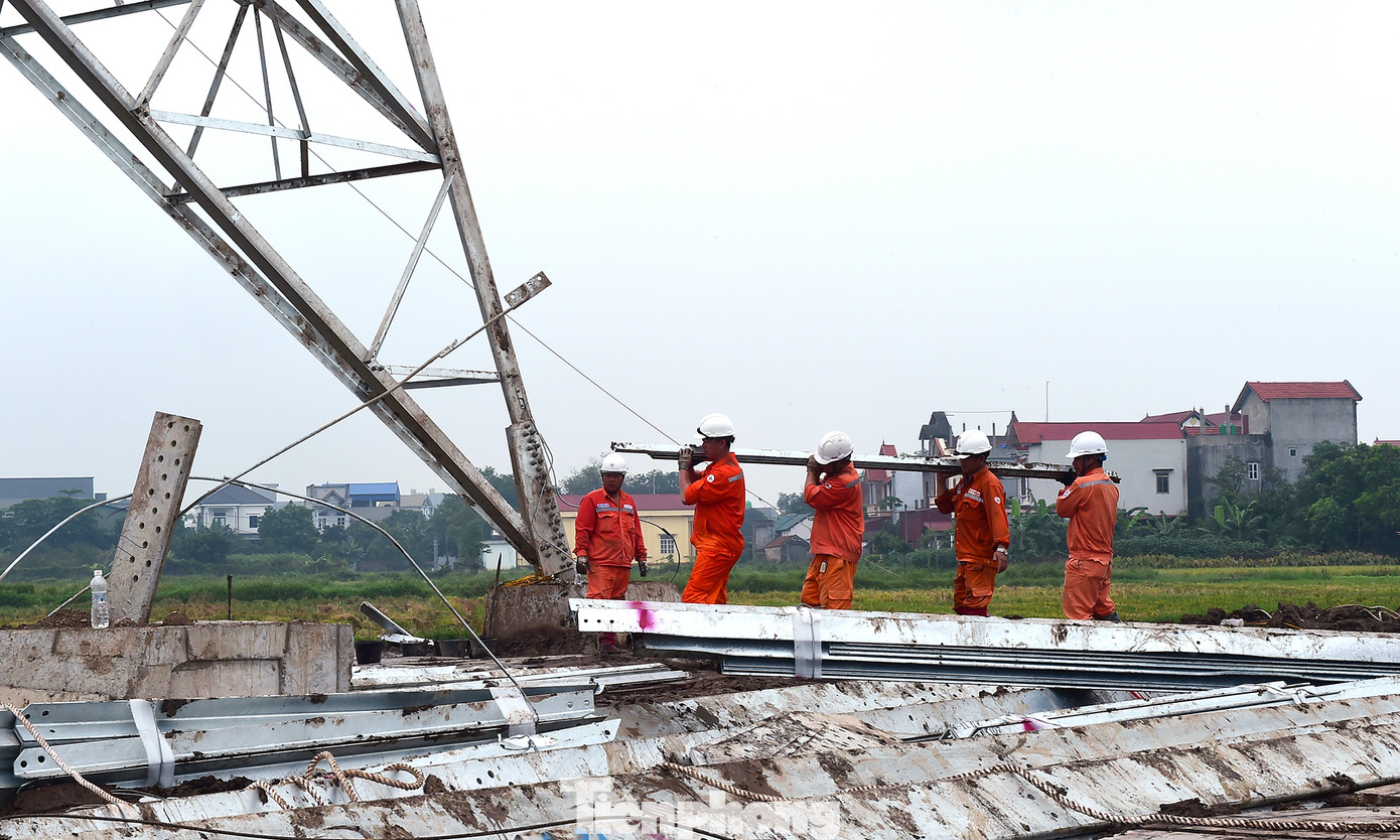 Lực lượng công nhân thi công đường dây 500kV mạch 3 tại xã Hoà Phong (TX. Mỹ Hào, Hưng Yên). Ảnh: Xuân Tùng