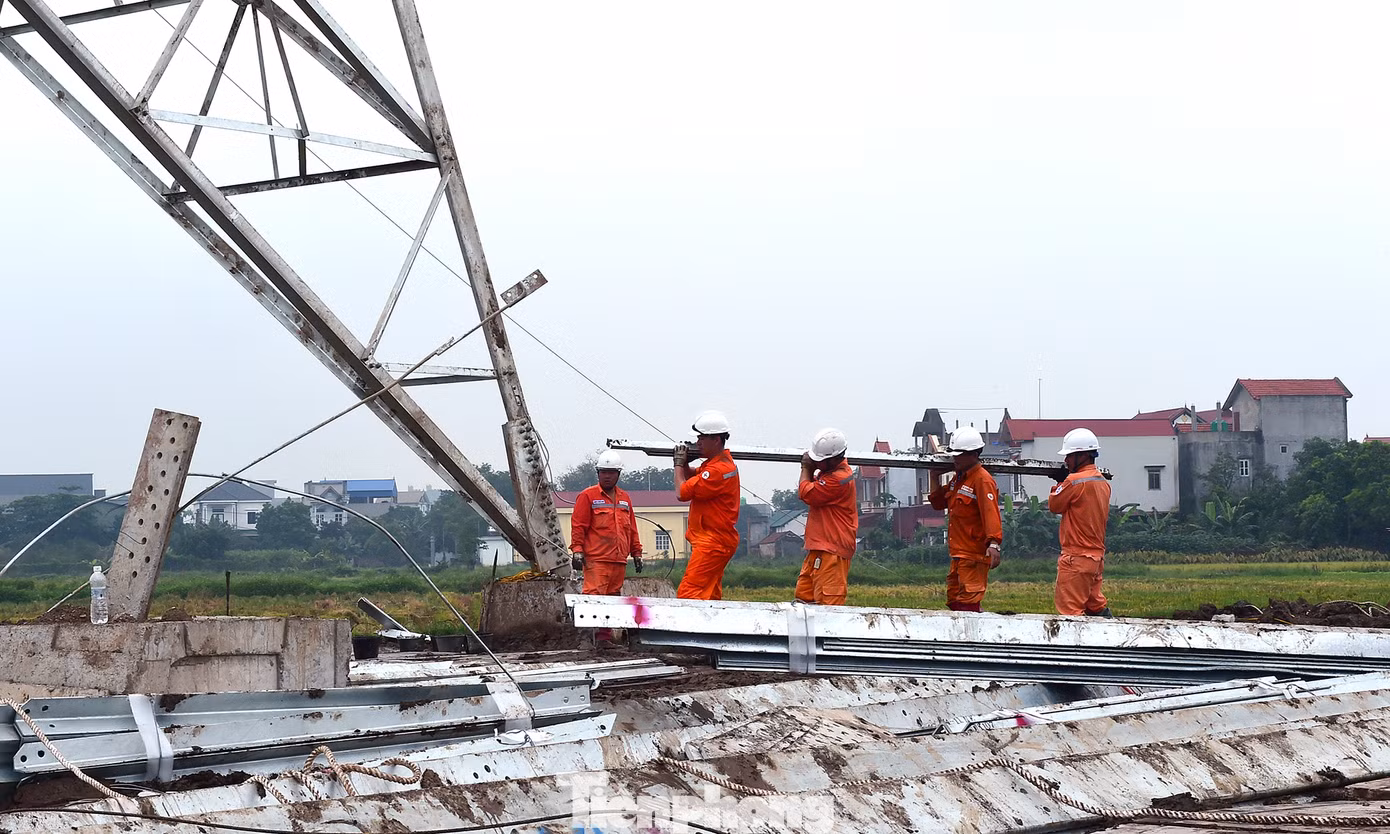 Lực lượng công nhân thi công đường dây 500kV mạch 3 tại xã Hoà Phong (TX. Mỹ Hào, Hưng Yên). Ảnh: Xuân Tùng