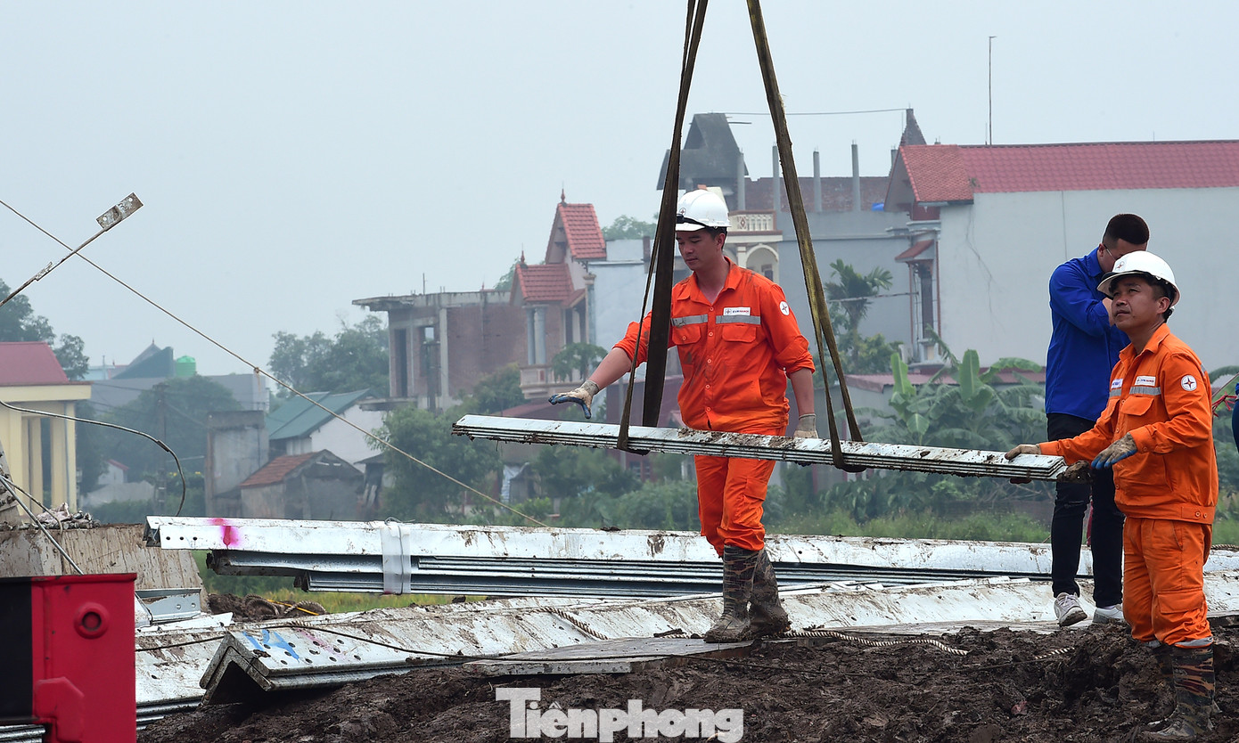Lực lượng công nhân thi công đường dây 500kV mạch 3 tại xã Hoà Phong (TX. Mỹ Hào, Hưng Yên). Ảnh: Xuân Tùng