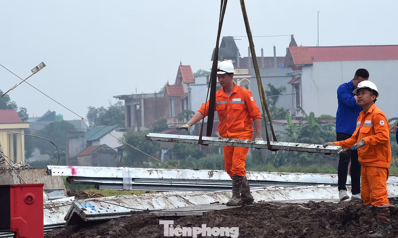 Lực lượng công nhân thi công đường dây 500kV mạch 3 tại xã Hoà Phong (TX. Mỹ Hào, Hưng Yên). Ảnh: Xuân Tùng