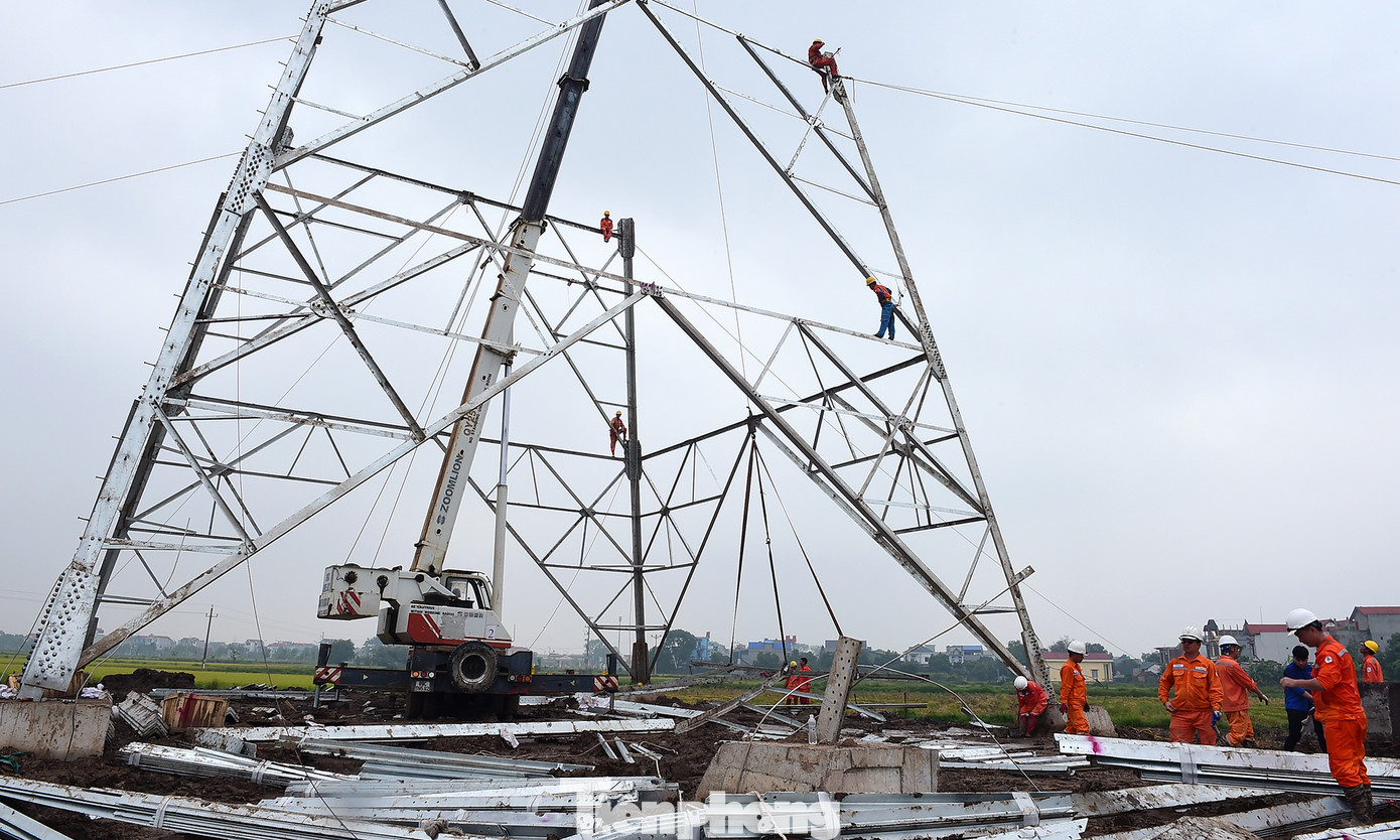 Lực lượng công nhân thi công đường dây 500kV mạch 3 tại xã Hoà Phong (TX. Mỹ Hào, Hưng Yên). Ảnh: Xuân Tùng