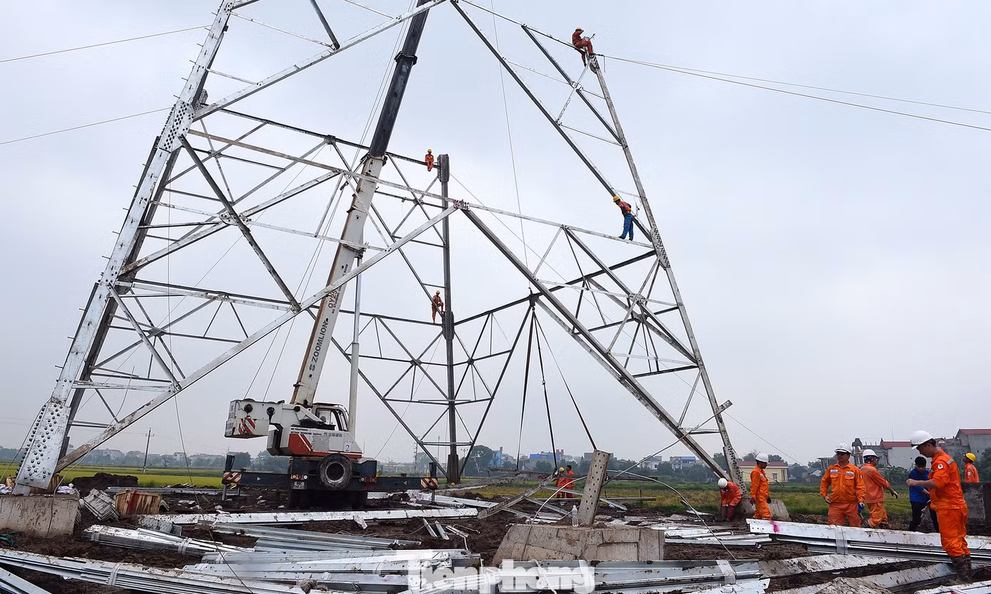 Lực lượng công nhân thi công đường dây 500kV mạch 3 tại xã Hoà Phong (TX. Mỹ Hào, Hưng Yên). Ảnh: Xuân Tùng