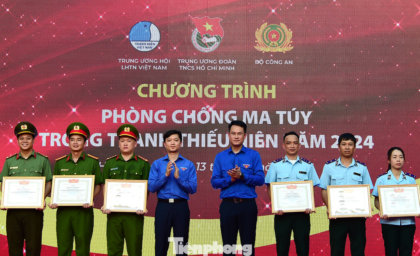 Anh Nguyễn Minh Triết - Bí thư T.Ư Đoàn và anh Nguyễn Kim Quy - Phó Chủ tịch thường trực T.Ư Hội LHTN Việt Nam trao khen thưởng các cá nhân có thành tích xuất sắc trong công tác tuyên truyền phòng, chống ma tuý. Ảnh: Xuân Tùng