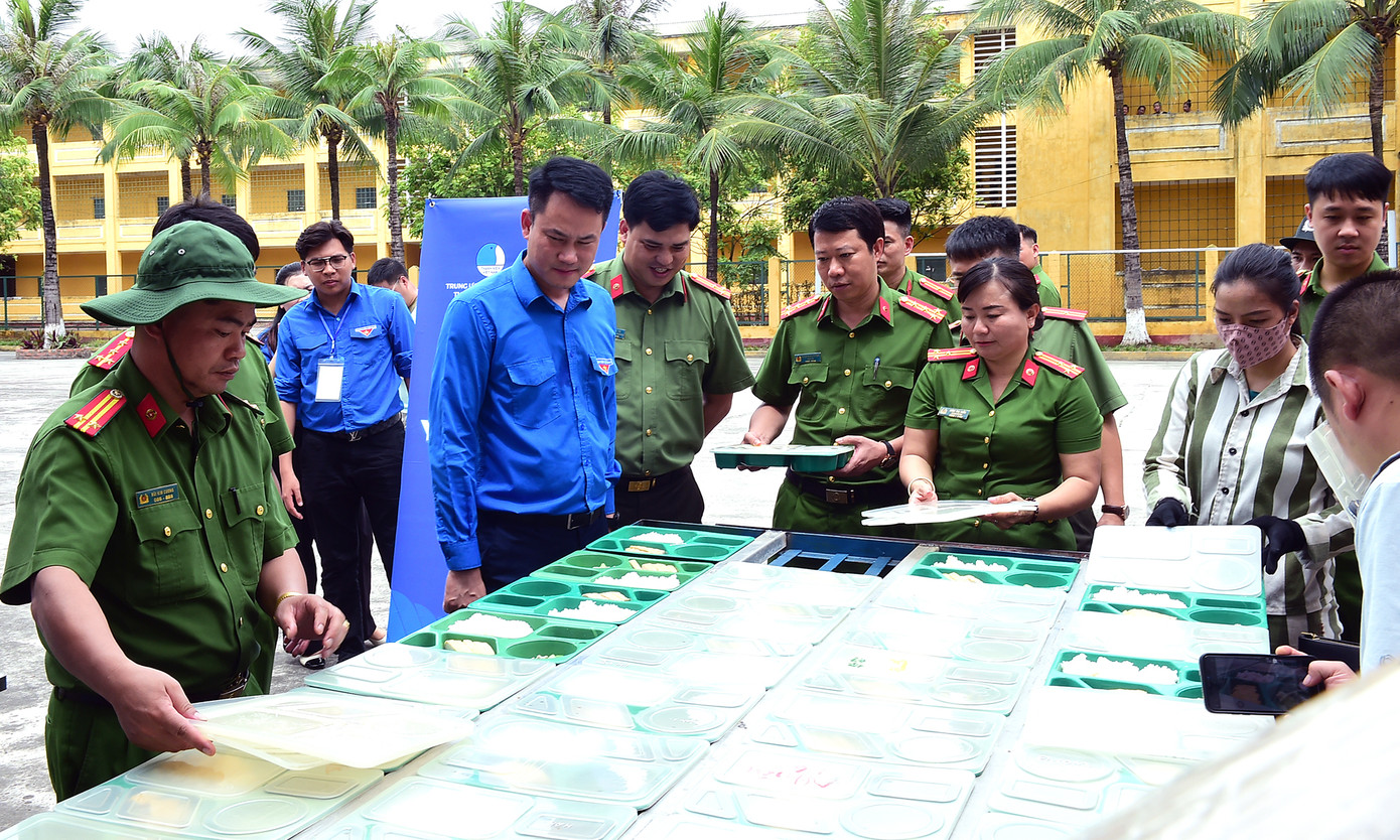 Chương trình "Bữa cơm yêu thương" tăng khẩu phần bữa ăn cho các phạm nhân trong trại. Chương trình "Bữa cơm yêu thương" tăng khẩu phần bữa ăn cho các phạm nhân trong trại.