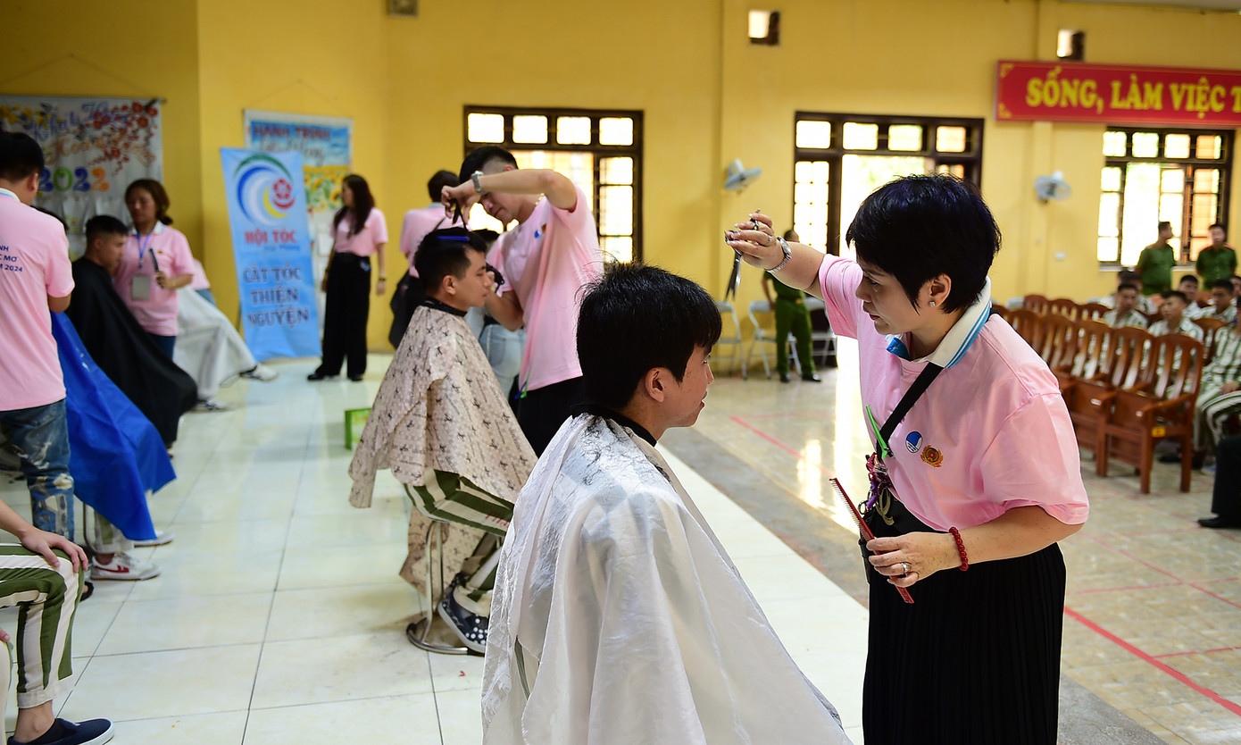 Hoạt động cắt tóc diễn ra trong chương trình. Hoạt động cắt tóc diễn ra trong chương trình.