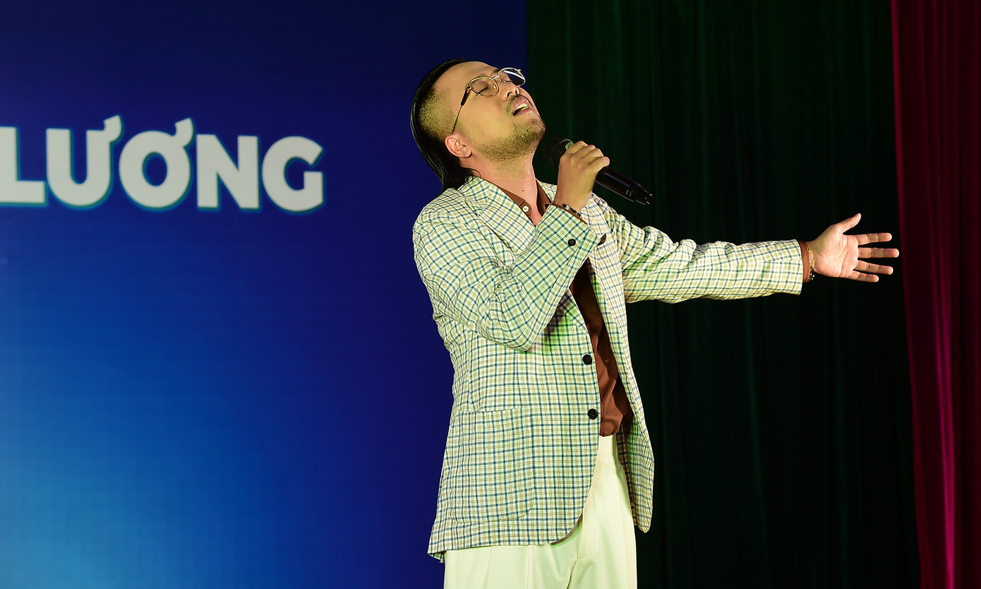 Rapper Rica khuấy đảo sân khấu với những bản rap được nhiều người yêu thích, trong đó có "Người yêu tôi không có gì để mặc"... Rapper Rica khuấy đảo sân khấu với những bản rap được nhiều người yêu thích, trong đó có "Người yêu tôi không có gì để mặc"...