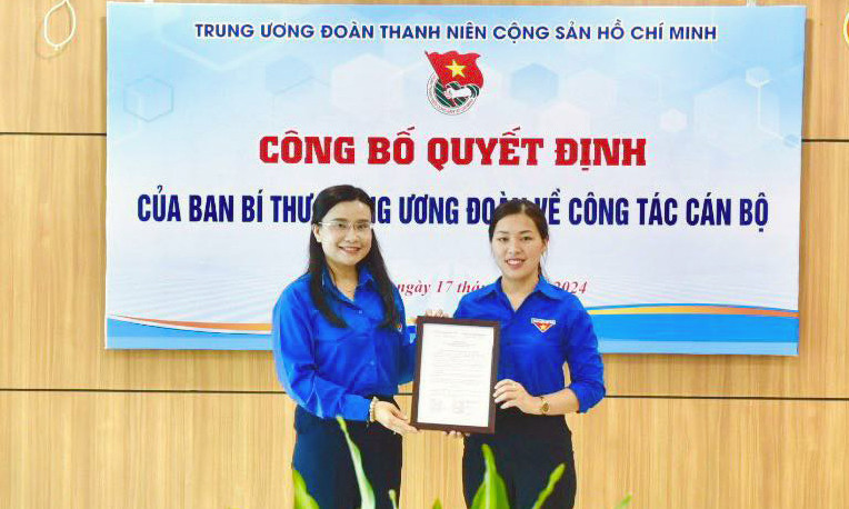 Chị Nguyễn Phạm Duy Trang trao quyết định, tặng hoa chúc mừng chị Nông Thị Nhung. Ảnh: TĐCB