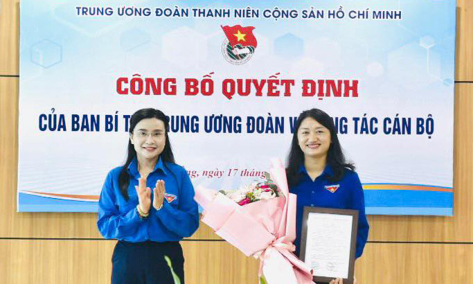 Chị Nguyễn Phạm Duy Trang trao quyết định, tặng hoa chúc mừng chị Triệu Thanh Dung. Ảnh: TĐCB