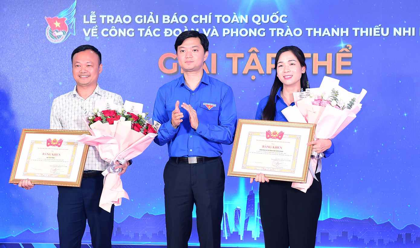 Bí thư T.Ư Đoàn Nguyễn Minh Triết trao khen thưởng Giải Tập thể cho Báo Tiền Phong và Tỉnh Đoàn Tuyên Quang. Ảnh: Xuân Tùng Bí thư T.Ư Đoàn Nguyễn Minh Triết trao khen thưởng Giải Tập thể cho Báo Tiền Phong và Tỉnh Đoàn Tuyên Quang. Ảnh: Xuân Tùng