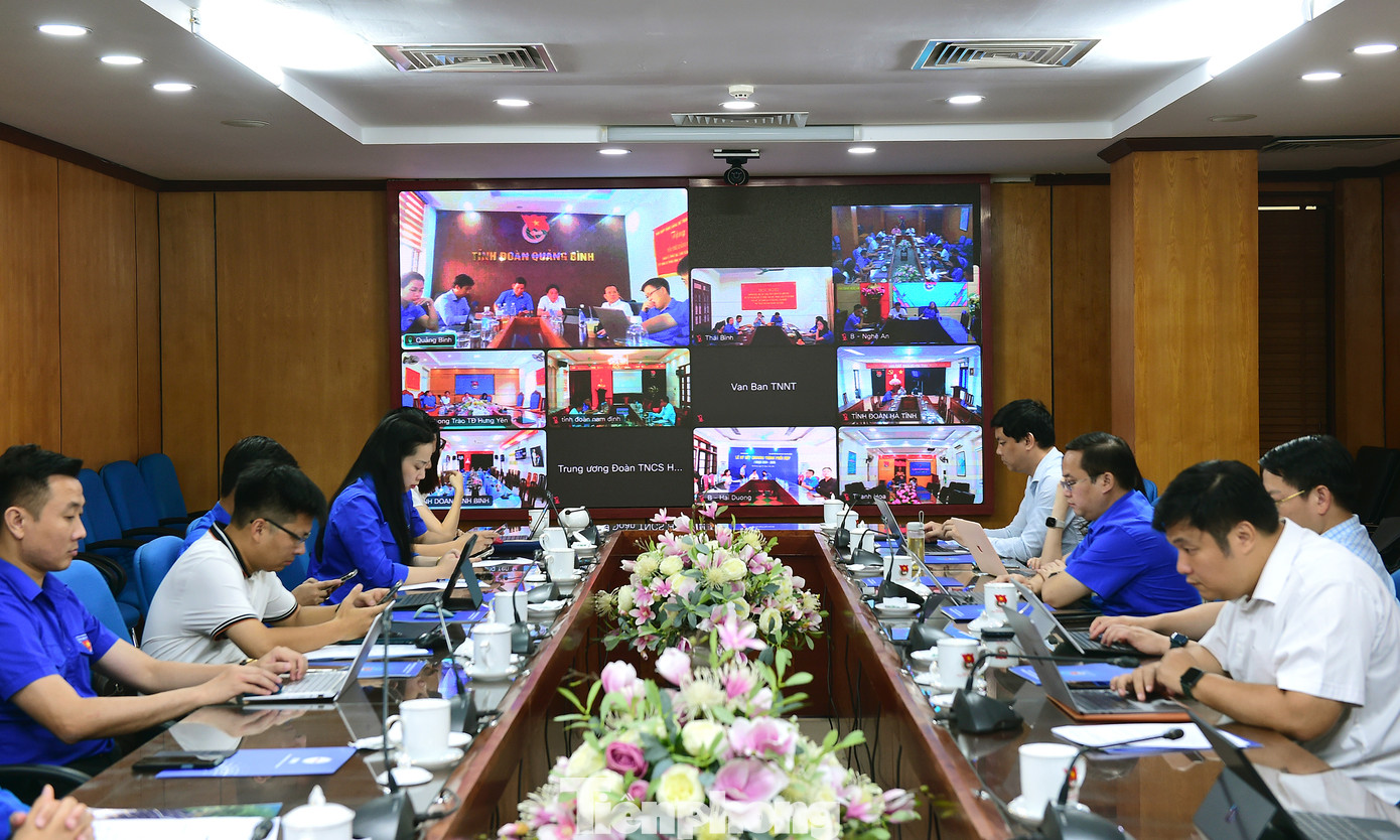 Buổi làm việc trực tiếp kết hợp trực tuyến. Ảnh: Xuân Tùng