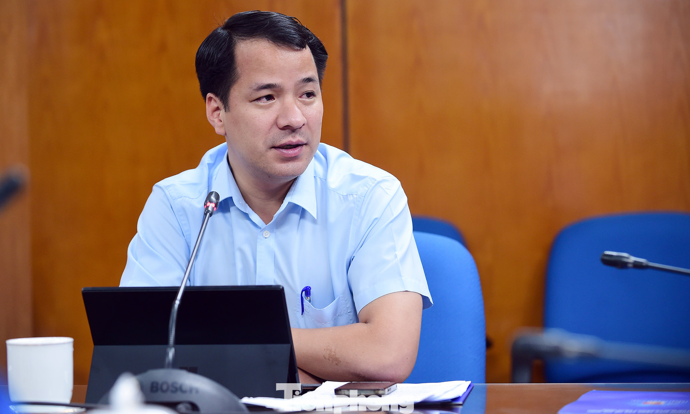 Anh Ngô Văn Cương trao đổi tại buổi làm việc. Ảnh: Xuân Tùng