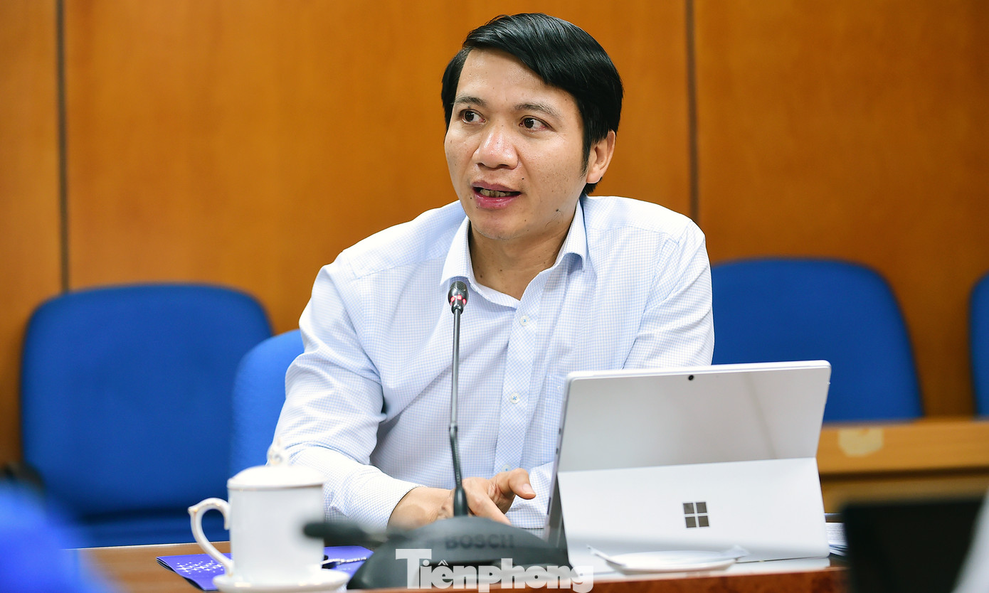 Anh Nguyễn Ngọc Lương trao đổi tại buổi làm việc. Ảnh: Xuân Tùng