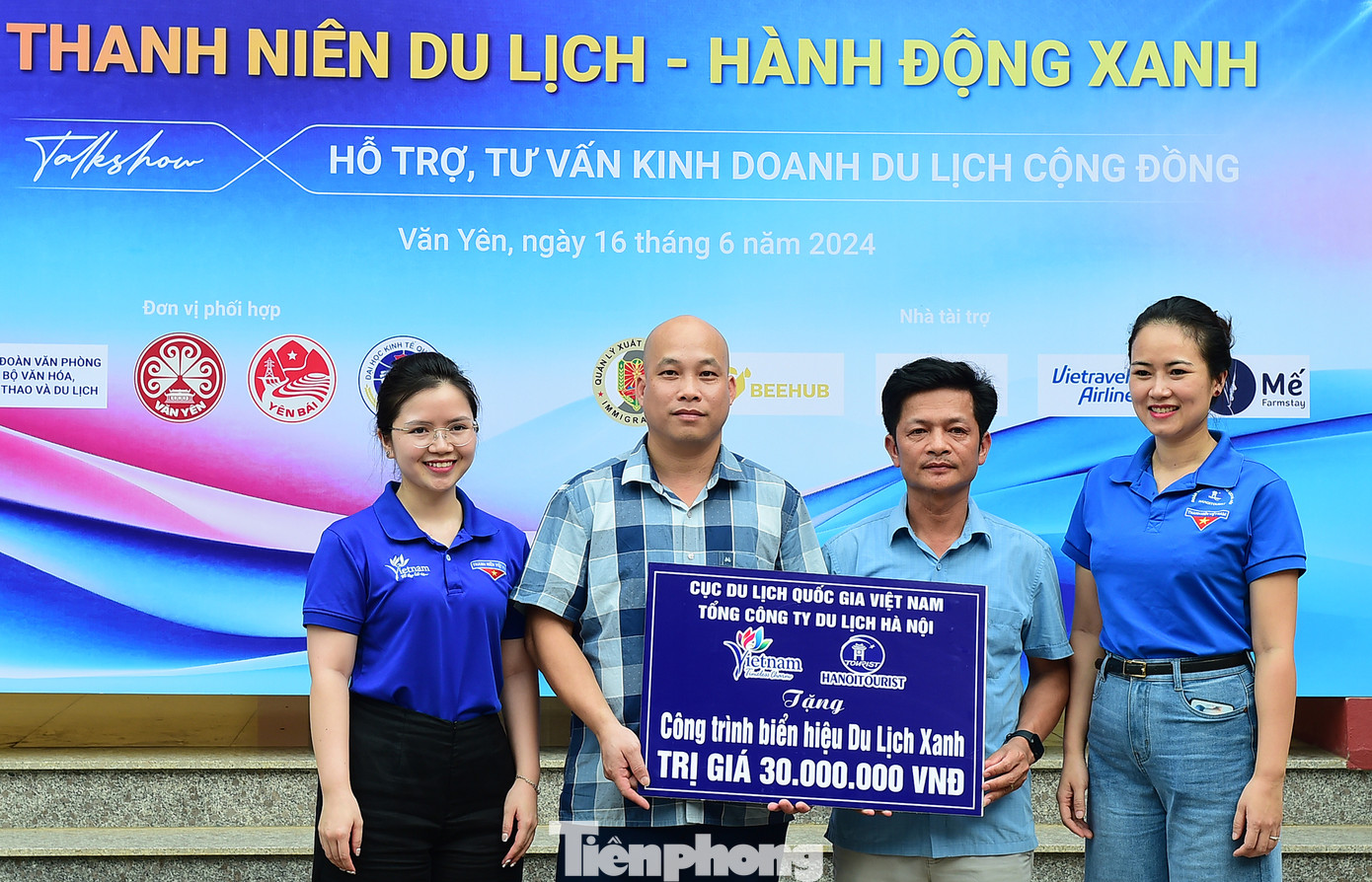 Đại diện Ban Tổ chức trao tặng công trình thanh niên biển hiệu Du lịch Xanh tại ruộng bậc thang Khe Táu được trao tặng tại chương trình. Ảnh: Xuân Tùng Đại diện Ban Tổ chức trao tặng công trình thanh niên biển hiệu Du lịch Xanh tại ruộng bậc thang Khe Táu được trao tặng tại chương trình. Ảnh: Xuân Tùng