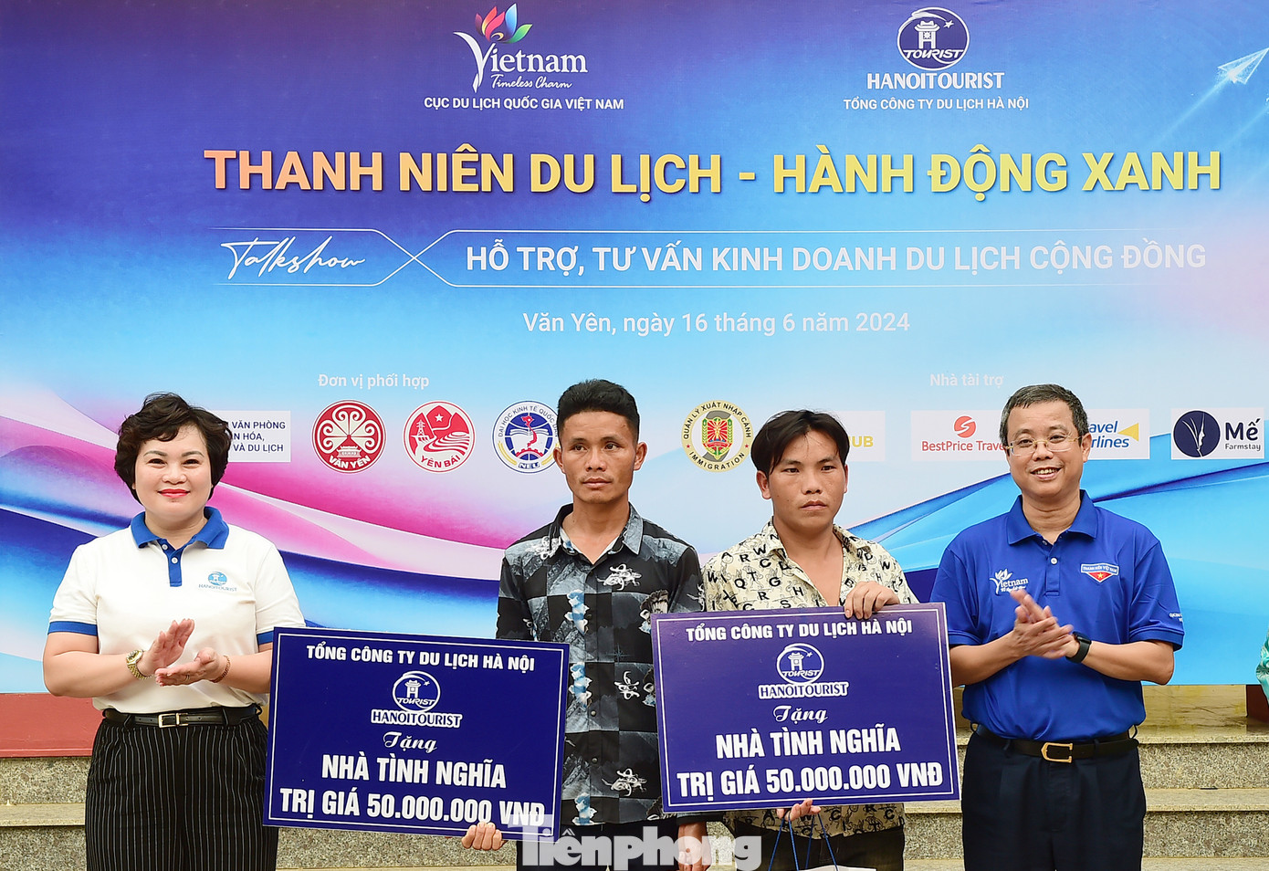 Ông Nguyễn Lê Phúc - Phó Cục trưởng Cục Du lịch Quốc gia Việt Nam và bà Phạm Thu Huyền - Phó TGĐ Tổng Công ty Du lịch Hà Nội trao biển tượng trưng 2 nhà tình nghĩa cho 2 hộ gia đình hoàn cảnh khó khăn tại xã Phong Dụ Thượng và xã Nà Hẩu. Ảnh: Xuân Tùng Ông Nguyễn Lê Phúc - Phó Cục trưởng Cục Du lịch Quốc gia Việt Nam và bà Phạm Thu Huyền - Phó TGĐ Tổng Công ty Du lịch Hà Nội trao biển tượng trưng 2 nhà tình nghĩa cho 2 hộ gia đình hoàn cảnh khó khăn tại xã Phong Dụ Thượng và xã Nà Hẩu. Ảnh: Xuân Tùng