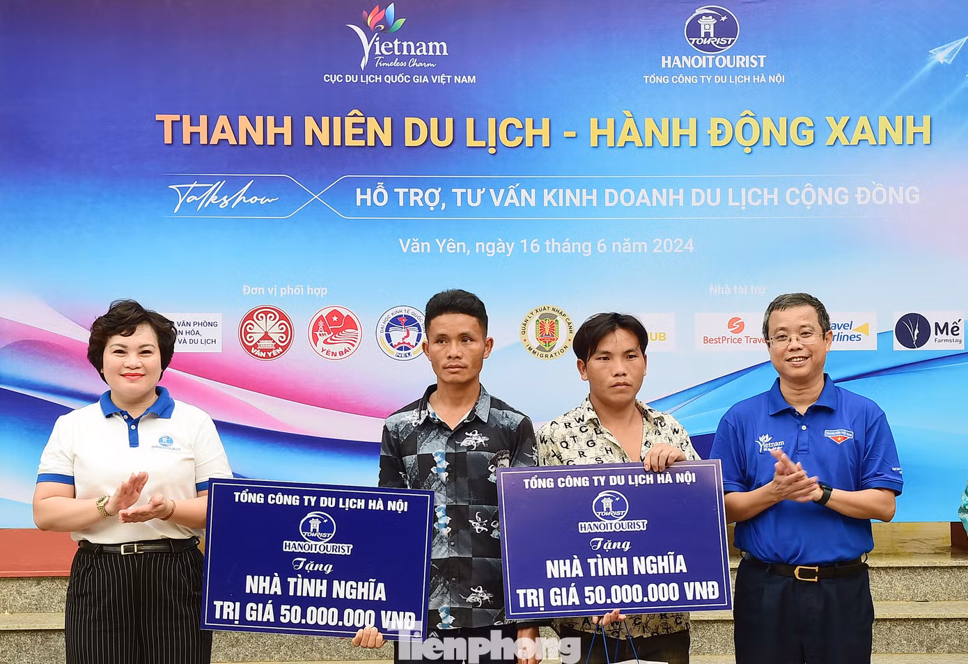 Ông Nguyễn Lê Phúc - Phó Cục trưởng Cục Du lịch Quốc gia Việt Nam và bà Phạm Thu Huyền - Phó TGĐ Tổng Công ty Du lịch Hà Nội trao biển tượng trưng 2 nhà tình nghĩa cho 2 hộ gia đình hoàn cảnh khó khăn tại xã Phong Dụ Thượng và xã Nà Hẩu. Ảnh: Xuân Tùng
