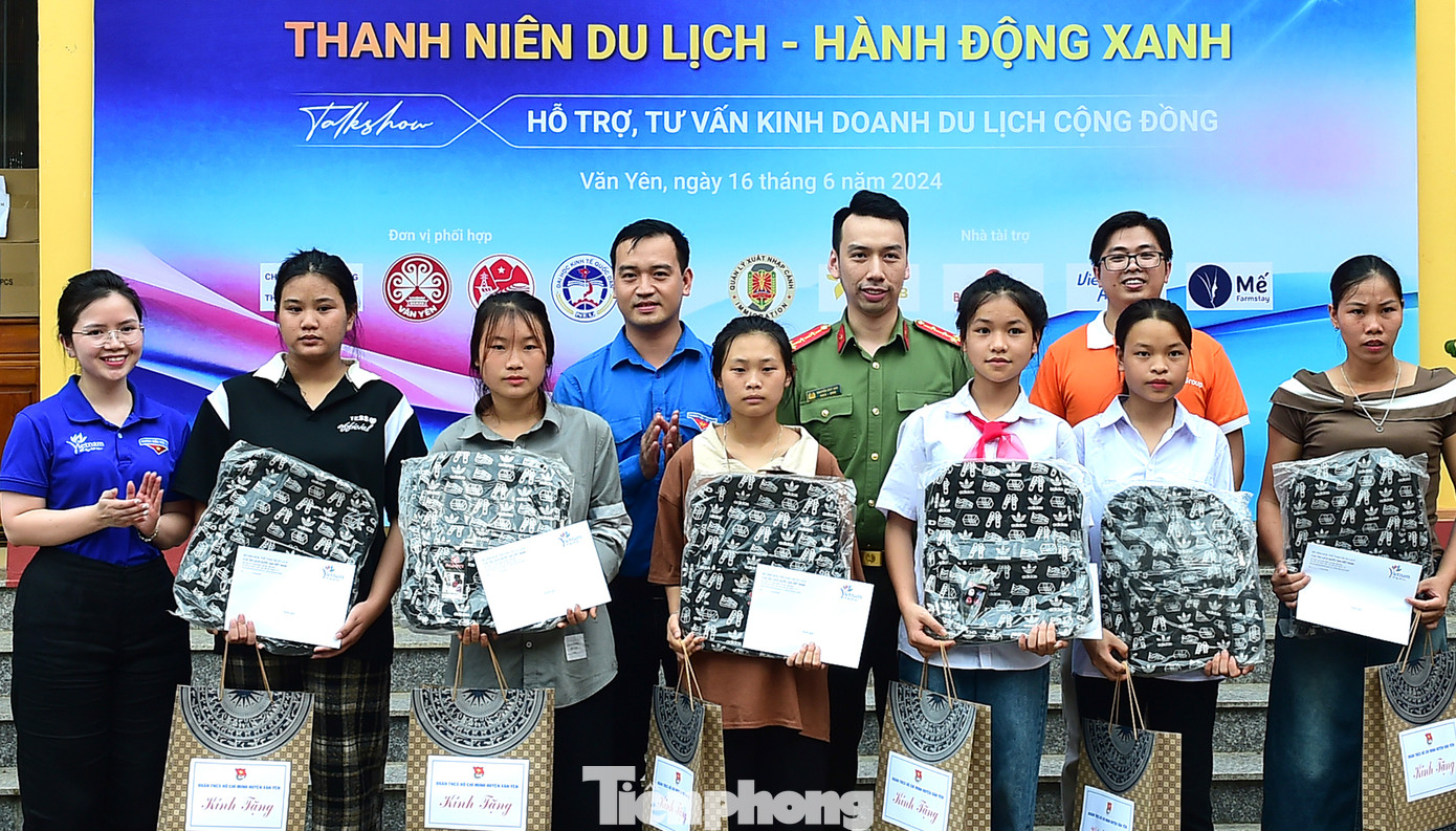 Nhiều quà tặng trao tặng học sinh vượt khó. Ảnh: Xuân Tùng Nhiều quà tặng trao tặng học sinh vượt khó. Ảnh: Xuân Tùng