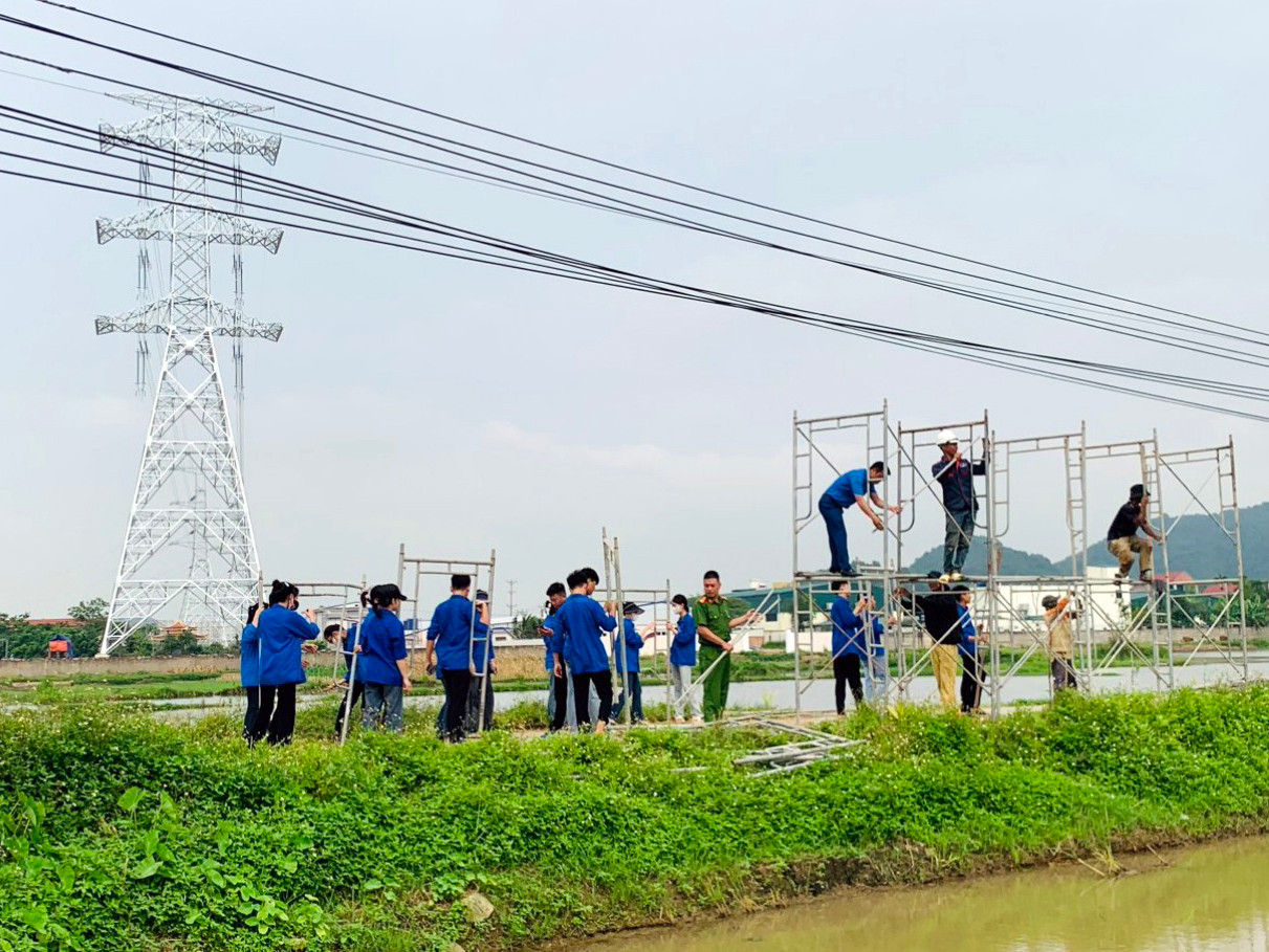 Đoàn viên, thanh niên huyện Hậu Lộc tham gia hỗ trợ thực hiện dự án đường dây 500kV mạch 3. Ảnh: TĐTH