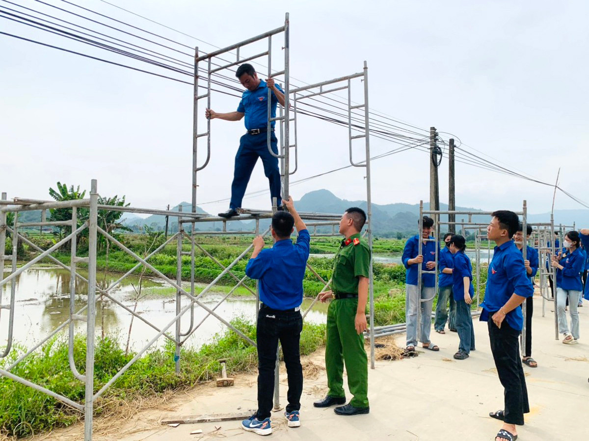 Đoàn viên, thanh niên huyện Hậu Lộc tham gia hỗ trợ thực hiện dự án đường dây 500kV mạch 3. Ảnh: TĐTH