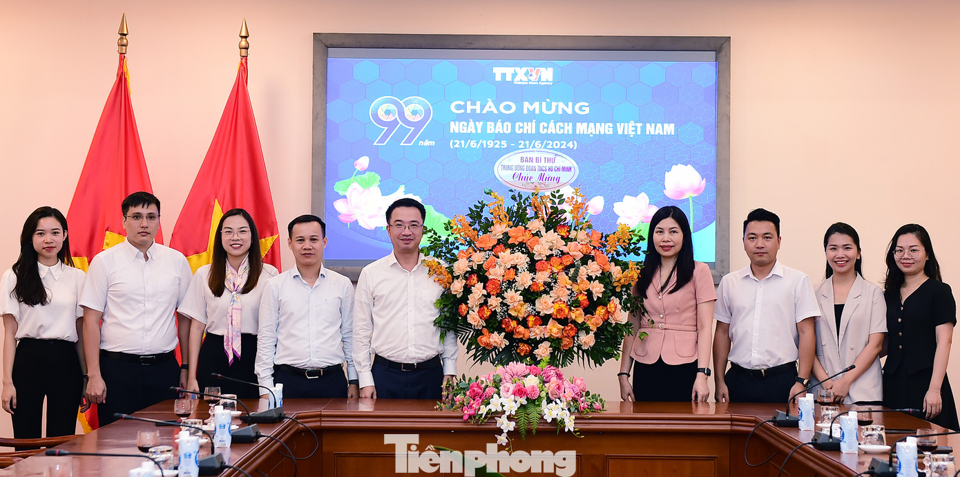 Anh Nguyễn Tường Lâm tặng hoa chúc mừng Thông tấn xã Việt Nam. Ảnh: Xuân Tùng