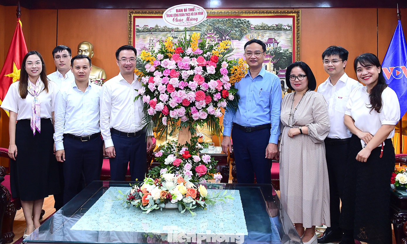 Anh Nguyễn Tường Lâm tặng hoa chúc mừng Đài tiếng nói Việt Nam. Ảnh: Xuân Tùng