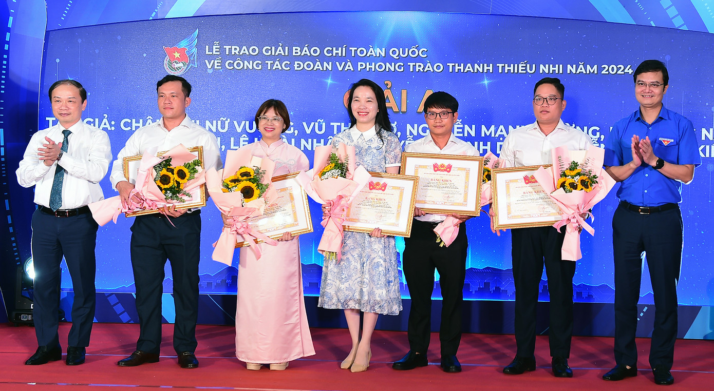 Phó Trưởng Ban Thường trực Ban Dân vận T.Ư Phạm Tất Thắng và Bí thư thứ nhất T.Ư Đoàn Bùi Quang Huy trao khen thưởng các tác giả, nhóm tác giả đoạt giải A năm nay. Ảnh: Xuân Tùng Phó Trưởng Ban Thường trực Ban Dân vận T.Ư Phạm Tất Thắng và Bí thư thứ nhất T.Ư Đoàn Bùi Quang Huy trao khen thưởng các tác giả, nhóm tác giả đoạt giải A năm nay. Ảnh: Xuân Tùng