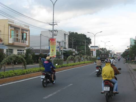 Đường Trần Hưng Đạo cũng tháo hết các lồng đèn