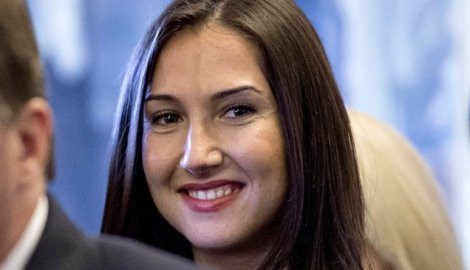 Nữ bộ trưởng 27 tuổi với nhiều cái “nhất” ảnh 1