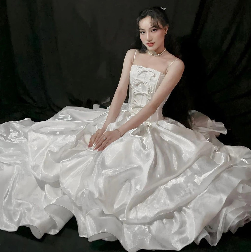 Trái ngược với Bảo Trân, video trình diễn bài "Bóng mây qua thềm" của Fenni Phan Ngân (SN 1999, TPHCM) thu hút hơn 13 triệu lượt xem nhờ giọng hát nội lực giống ca sĩ chuyên nghiệp. Phan Ngân vừa hát, vừa nhảy kết hợp với sự hỗ trợ nhiệt tình của nhóm bạn đằng sau đã tạo thêm không khí sôi động trong quán ăn. Thậm chí, một du khách Tây đã đứng lên và lắc hông theo điệu nhạc. Chính chi tiết này khiến video của Ngân từng trở thành một trong những chủ đề được tìm kiếm nhiều nhất (Ảnh: NVCC). Trái ngược với Bảo Trân, video trình diễn bài "Bóng mây qua thềm" của Fenni Phan Ngân (SN 1999, TPHCM) thu hút hơn 13 triệu lượt xem nhờ giọng hát nội lực giống ca sĩ chuyên nghiệp. Phan Ngân vừa hát, vừa nhảy kết hợp với sự hỗ trợ nhiệt tình của nhóm bạn đằng sau đã tạo thêm không khí sôi động trong quán ăn. Thậm chí, một du khách Tây đã đứng lên và lắc hông theo điệu nhạc. Chính chi tiết này khiến video của Ngân từng trở thành một trong những chủ đề được tìm kiếm nhiều nhất (Ảnh: NVCC).