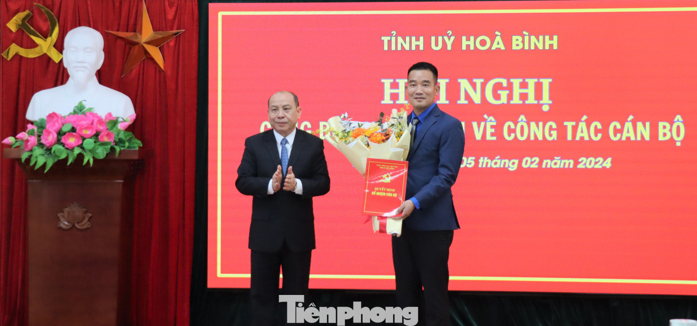 Anh Nguyễn Duy Tư - Bí thư Tỉnh Đoàn Hòa Bình nhận quyết định. Anh Nguyễn Duy Tư - Bí thư Tỉnh Đoàn Hòa Bình nhận quyết định.