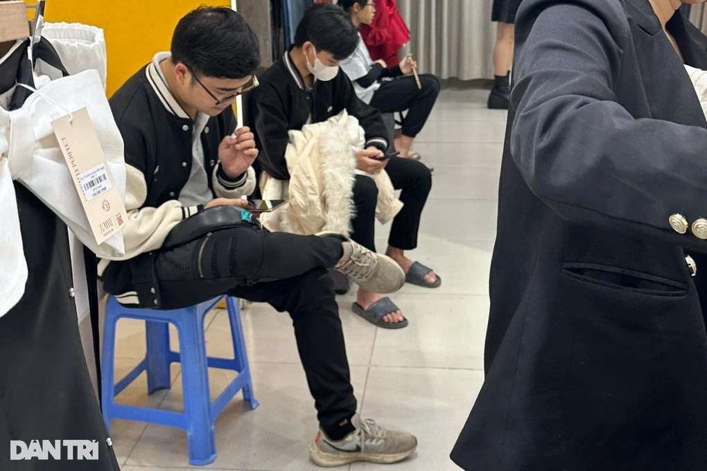 Nhiều chàng trai kiên nhẫn đợi người yêu, vợ mua sắm Tết (Ảnh: Thanh Thúy). Nhiều chàng trai kiên nhẫn đợi người yêu, vợ mua sắm Tết (Ảnh: Thanh Thúy).