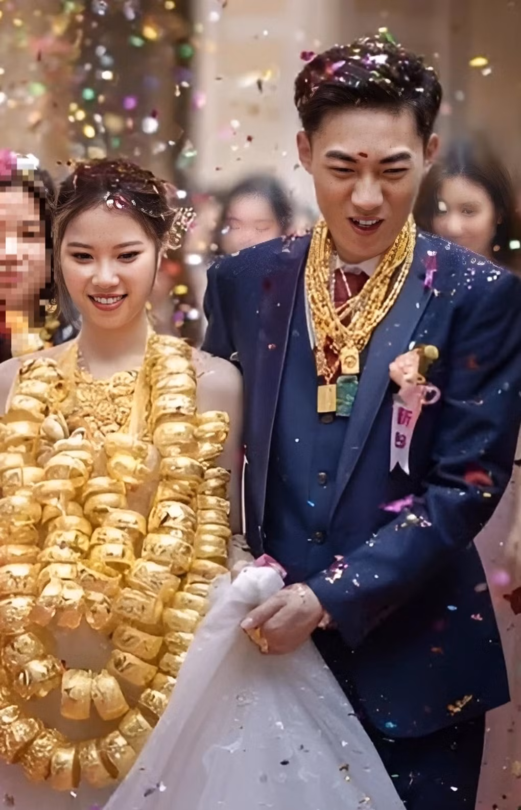 Chú rể Ye Dingfeng và cô dâu Yang Hanying trong ngày cưới (Ảnh: Chụp màn hình).