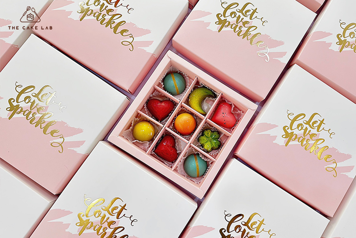 Hộp 9 viên hình mặt trăng, trái tim... Ảnh: The Cake Lab