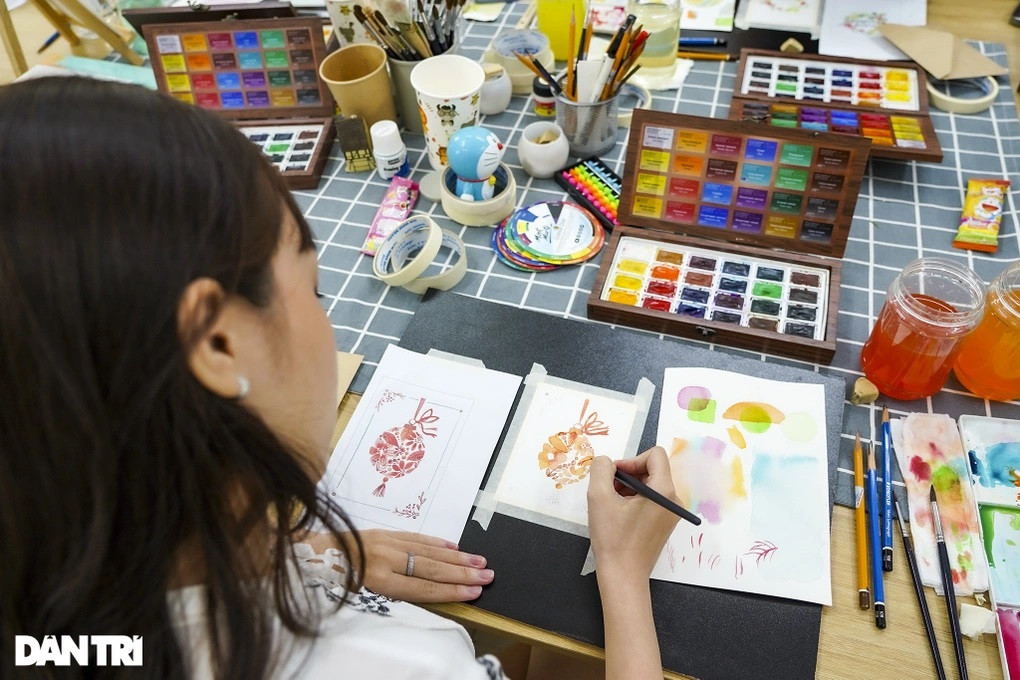 Lớp học vẽ tranh thư giãn ngày càng nở rộ, thu hút giới văn phòng TPHCM (Ảnh: Hải Long)
