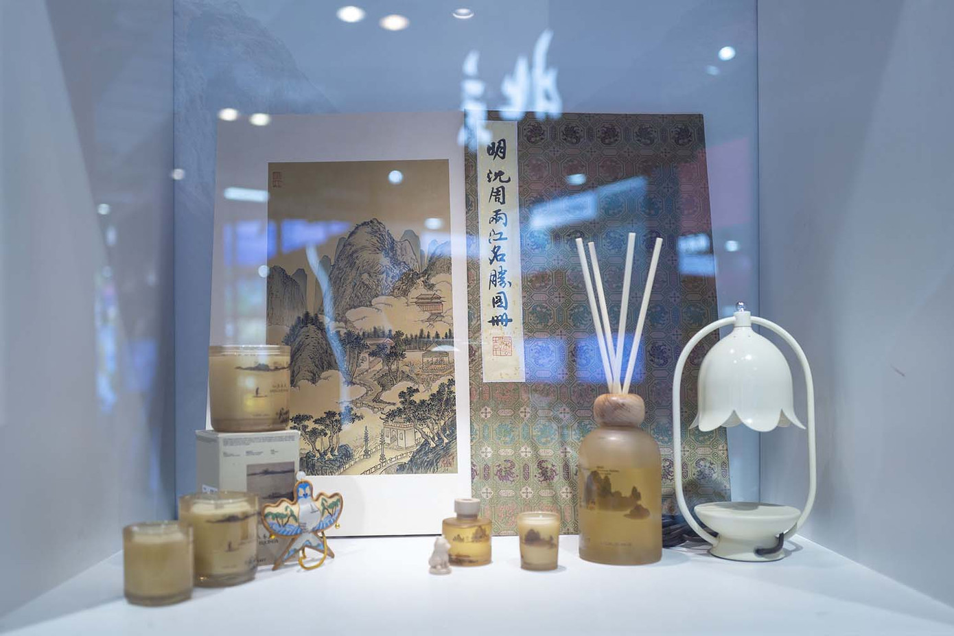 Những liệu pháp mùi hương như nến thơm, tinh dầu thơm được bày bán trong một cửa tiệm ở Thượng Hải. Ảnh: VCG Những liệu pháp mùi hương như nến thơm, tinh dầu thơm được bày bán trong một cửa tiệm ở Thượng Hải. Ảnh: VCG