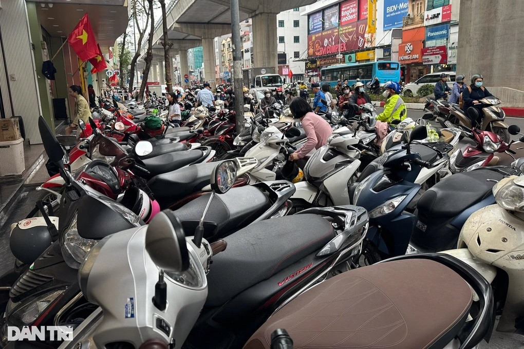 Xe cộ đỗ hết vỉa hè rồi tràn ra lòng đường tại một cửa hàng trên phố Cầu Giấy, ngày 3/2 (Ảnh: Thanh Thúy). Xe cộ đỗ hết vỉa hè rồi tràn ra lòng đường tại một cửa hàng trên phố Cầu Giấy, ngày 3/2 (Ảnh: Thanh Thúy).