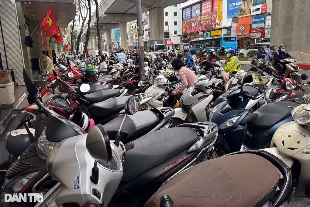 Xe cộ đỗ hết vỉa hè rồi tràn ra lòng đường tại một cửa hàng trên phố Cầu Giấy, ngày 3/2 (Ảnh: Thanh Thúy). Xe cộ đỗ hết vỉa hè rồi tràn ra lòng đường tại một cửa hàng trên phố Cầu Giấy, ngày 3/2 (Ảnh: Thanh Thúy).