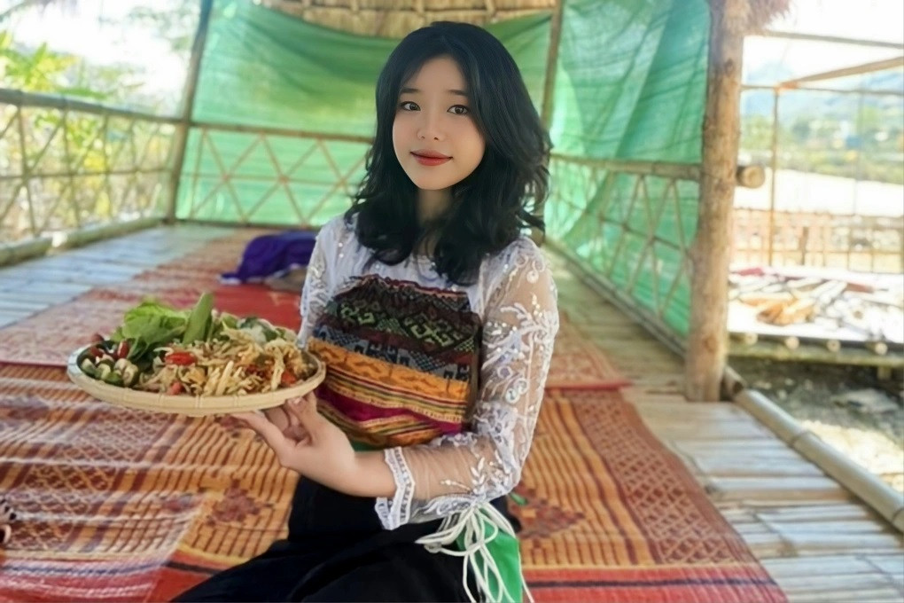 Du khách check-in trên chòi giữa vườn đu đủ (Ảnh: Nhân vật cung cấp).