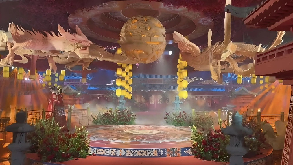 Sân khấu hoành tráng theo phong cách truyền thống được dựng trên nền hồ cá (Ảnh: Chụp màn hình).