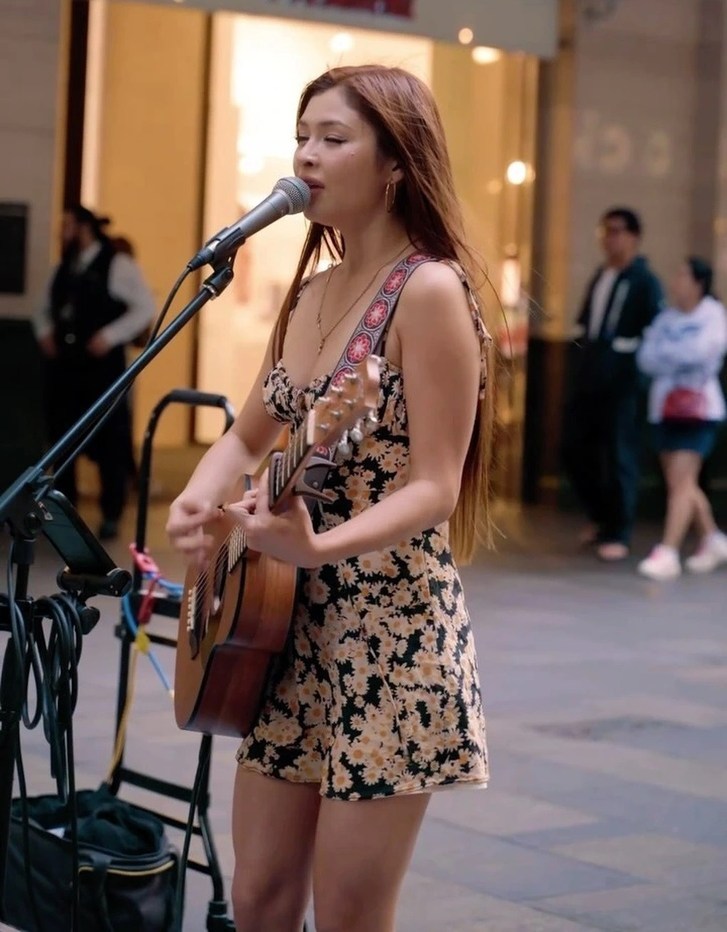 Tại quê nhà Sydney (Úc), cô cũng thường xuyên trình diễn ở những nơi công cộng để kiếm thêm thu nhập. Cô từng chia sẻ với phóng viên Dân trí rằng, bản thân rất muốn phát triển sự nghiệp ca hát ở Việt Nam (Ảnh: NVCC). Tại quê nhà Sydney (Úc), cô cũng thường xuyên trình diễn ở những nơi công cộng để kiếm thêm thu nhập. Cô từng chia sẻ với phóng viên Dân trí rằng, bản thân rất muốn phát triển sự nghiệp ca hát ở Việt Nam (Ảnh: NVCC).