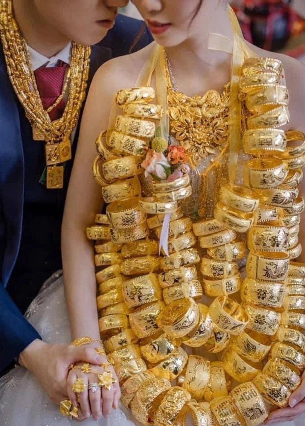 Cận cảnh số vàng "khủng" cô dâu đeo trong ngày cưới (Ảnh: Chụp màn hình).
